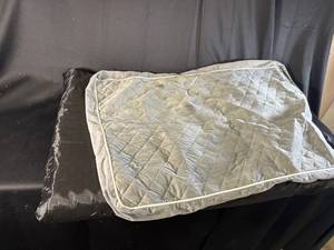 lot 37 image: Wnpethome Rectangular Quilted Dog Bed