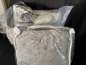 lot 98 image: KAKUJIN Grey Tufted Queen 3-Piece Quilt Bedding Set