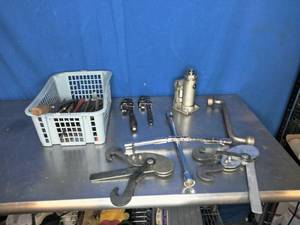 lot 30 image: Large Tool Lot