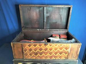 lot 42 image: Vintage Trunk and Collectables