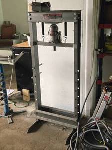 lot 22 image: Central Machinery 20-Ton Shop Press