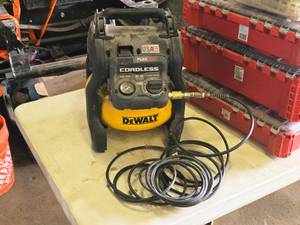 lot 26 image: DeWalt 60V Max 135-PSI 2.5-Gallon Cordless Air Compressor CC2560
