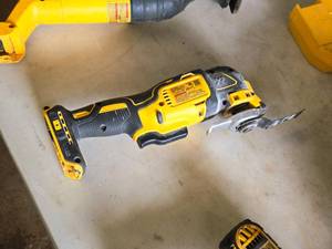 lot 76 image: DeWalt 20V Cordless Oscillating Multi-Tool DCS355
