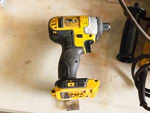 lot 77 image: DeWalt 20V 14 (6mm) Impact Driver DCF885