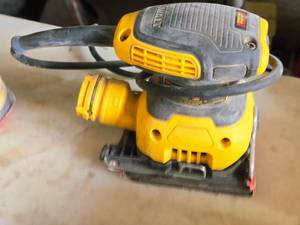 lot 79 image: DeWalt 14 Sheet Palm Sander DWE6411