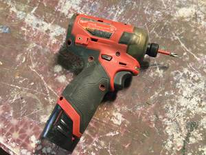lot 95 image: Milwaukee Surge 12V 14 Hex Hydraulic Driver 2551-20 with Battery