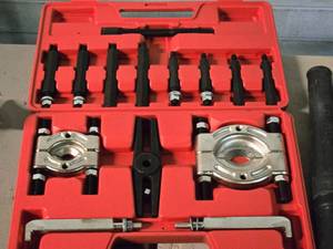 lot 114 image: Orion Motor Tech Bearing Separator and Puller Set with Case