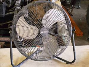 lot 168 image: Commercial Electric 20 Fan SFC1-500B