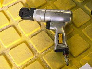 lot 179 image: Onyx Astro Pneumatic Pistol Grip Punch  Flange Tool  5.5mm Punch 605PT