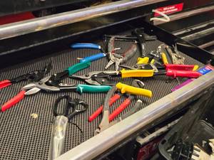 lot 217 image: Lot of (1 Drawer) Snips, Cutters, Grippers