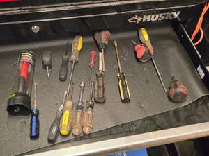 lot 220 image: Lot of (1 Drawer) Screwdrivers (assorted)