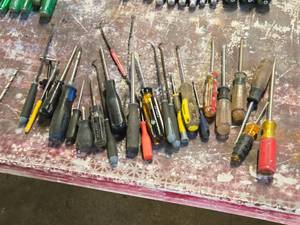 lot 238 image: Lot of (24) Screwdrivers (assorted)