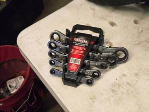lot 262 image: Ironton SAE Ratchet Wrench Set 5-piece