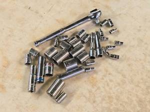lot 273 image: (1) Ratchet, (30) Sockets, (2) Extensions