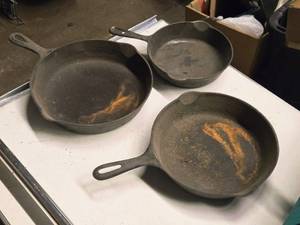 lot 317 image: Lot of (3) Cast Iron Pans - 9, 10, 11