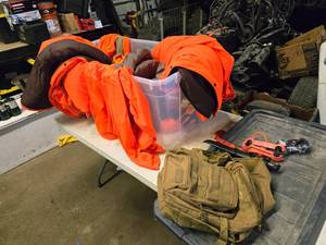 lot 334 image: Hunting Gear - Overalls 3XL, (3) Jackets 3XL, (1) Vest 3XL, Gloves, Hat, Backpack