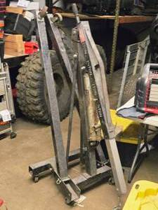 lot 20 image: 2-Ton Engine Lift