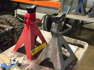lot 364 image: Lot of (2) 12-Ton Jack Stands