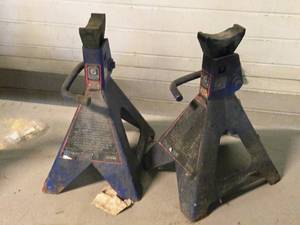 lot 366 image: Lot of (2) 6-Ton Jack Stands