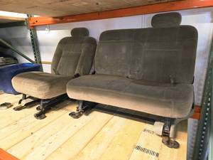 lot 411 image: Lot of (2) Seats  Middle Row SUV