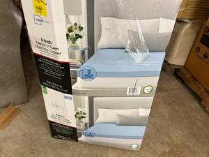 lot 18 image: Queen 3 Memory Foam Mattress Topper