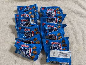 lot 59 image: 12 Mini Chips Ahoy