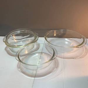 lot 32 image: Clear Pyrex and Fire King Bakers