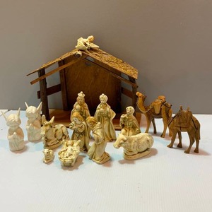 lot 3 image: Gorgeous Classic Creche Set - Manger Scene and extras