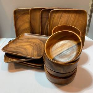lot 4 image: MCM Teak Square Platters and Salad Bowls