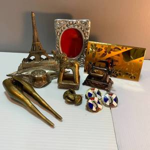 lot 10 image: Metal Desk Items