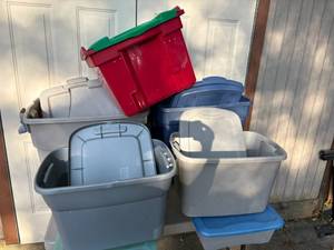 lot 26 image: 7 Storage Tubs with Lids