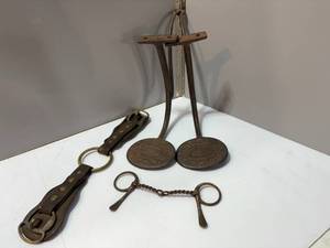 lot 81 image: Antique Cast Iron Horse and Buggy Accessories
