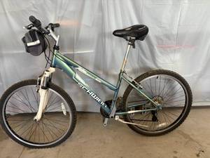 lot 95 image: Schwinn Sidewinder Womens Bicycle