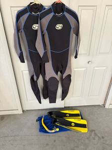 lot 104 image: Two Medium Wet Suits, fins and snorkle.
