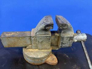 lot 118 image: American Scale Co. Vise