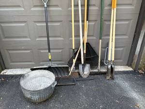 lot 122 image: Yard Tools