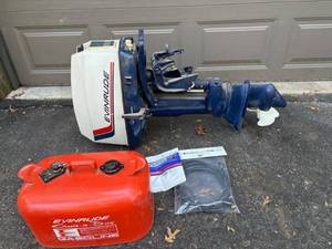 lot 121 image: 25 HP Evinrude Motor