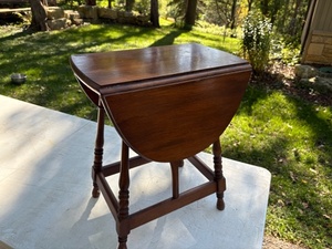 lot 75 image: Nice Small Wood Dropleaf Table