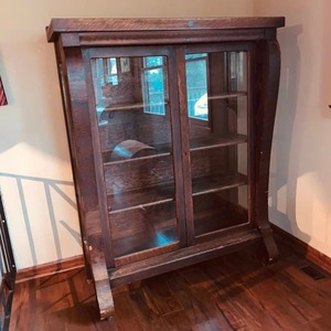 lot 142 image: Heavy Wood Mission Style Display Case