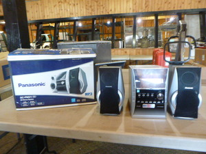 lot 124 image: Panasonic CD Shelf Stereo System