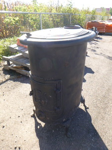 lot 141 image: Vintage EC Simmons Wood Stove