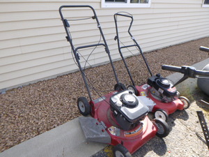 lot 148 image: 2 Push Lawn Mowers