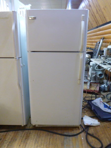 lot 3 image: Frigidaire RefrigeratorFreezer
