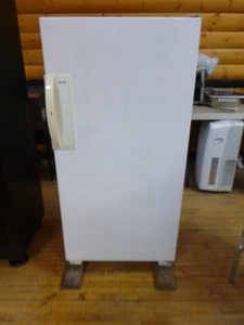 lot 6 image: Kenmore Upright Freezer