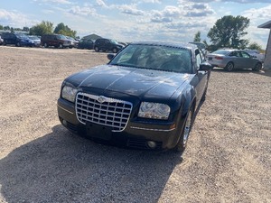 lot 10 image: 2005 Chrysler 300