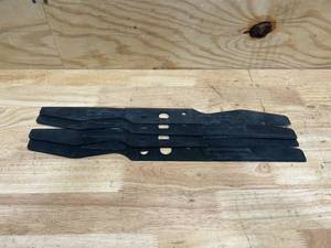 lot 93 image: Lawn mower blades