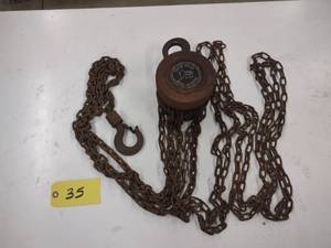 lot 35 image: 1 Ton Chain Hoist...