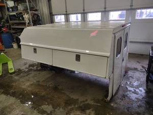 lot 9A image: Reading Aluminum Topper, Slide-In...