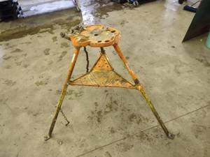 lot 67 image: Ridgid 450 Pipe Vise Tripod...