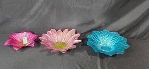 lot 19 image: Set of 3 Handcrafted Turkish Art Glass Flower Bowls